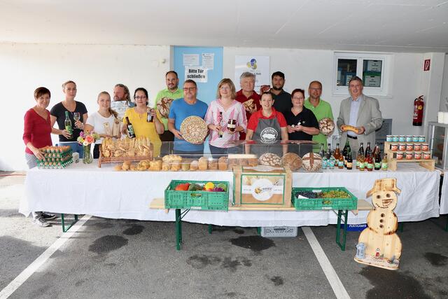 Bgm. Günter Müller (r.) gratulierte Initiatorin Anna Posch, Mitorganisatorin Heidi Fiedler sowie den Direktvermarktern zum Bauernmarkt-Geburtstag.