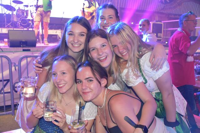 Die Maturantinnen der HLW Pinkafeld feierten beim Oktoberfest. | Foto: Michael Strini
