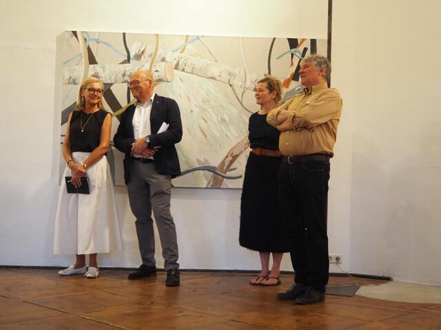 Jacinta Maria Mössenböck und Laurenz Pöttinger (1. und 2. von links) nahmen an der Eröffnung der Ausstellung von Frenzi Rigling und Alois Mosbacher teil.