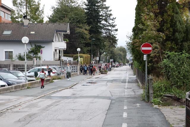 Auf den Gehsteigen rund um das Pflichtschulzentrum in Wörgl herrscht vor Schulbeginn reger Betrieb. Die Straßen sind seit neustem aber kaum befahren. | Foto: Christoph Klausner
