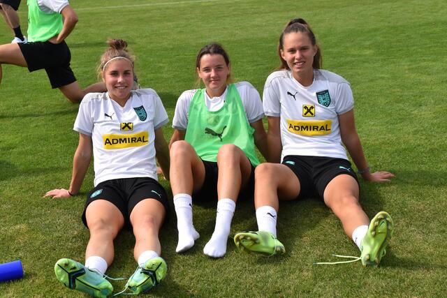 Doppeltorschützin Katja Wienerroither mit Lara Felix und Valentina Kröll | Foto: Michael Strini