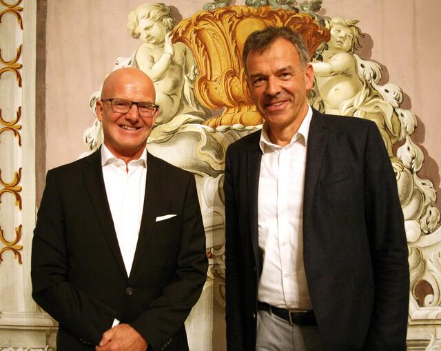 Den Klängen der Obertöne lauschten auch Peter Plaikner (Politikanalyst und Medienberater) und der Innsbrucker Bürgermeister Georg Willi mit Begeisterung.