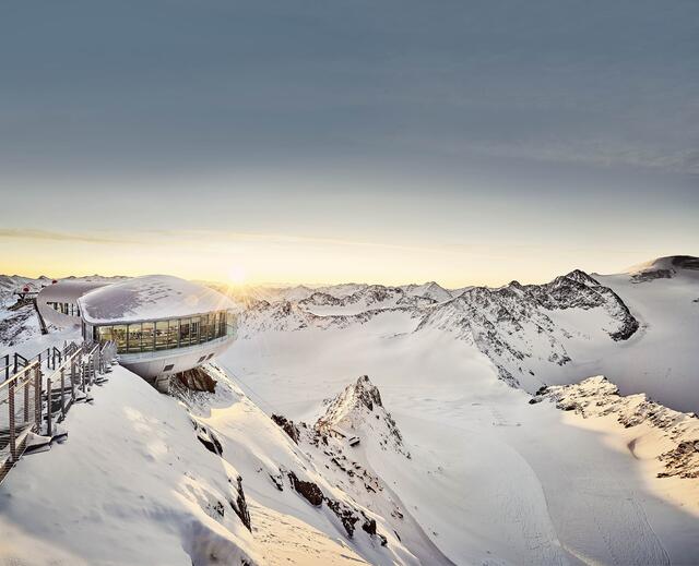 Beeindruckendes Panorama in Österreichs höchstgelegenem Kaffeehaus, das Café auf 3.440 Metern Seehöhe. | Foto: Archiv