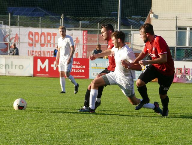 Im Derby zwischen dem SC Mittersill und USV Stuhlfelden wurde um jeden Zentimeter gekämpft.