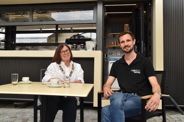 Die Haller Altstadtobfrau Claudia Weiler und der Betreiber Tom Zobl sind mit der Umsetzung sehr zufrieden. | Foto: Michael Kendlbacher