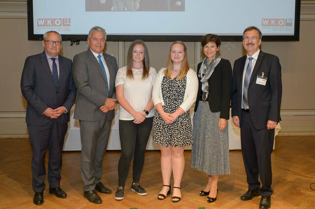 Landtagspräsident Wolfgang Stanek, WKOÖ-Vizepräsident Leo Jindrak, Vanessa Pillichshammer (Lehrling beim Lagerhaus Waizenkirchen und Castingteilnehmerin beim OÖ Junior Sales Champion) und Rene Bauer (Lehrling beim Lagerhaus Perg und Finalistin beim OÖ Junior Sales Champion), Spartenobfrau Michaela Keplinger-Mitterlehner und Spartenobmann Ernst Wiesinger (v. l. ).