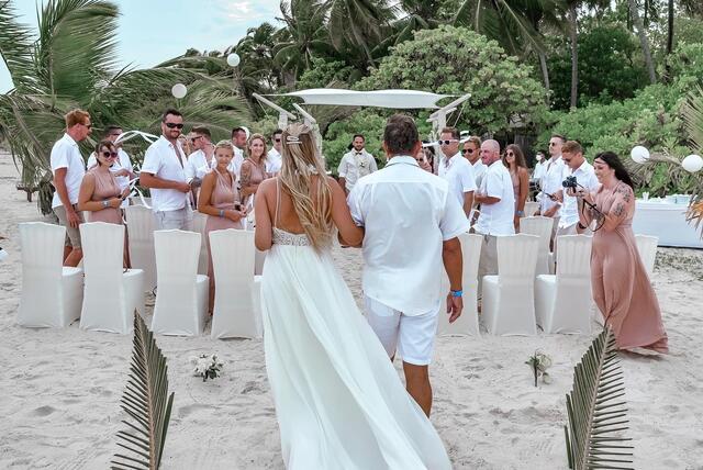 Auf einem Sandstrand auf den Malediven gaben einander Jacqueline und David Augustin aus Königsdorf im Juli das Ja-Wort. | Foto: Sun Island Resort