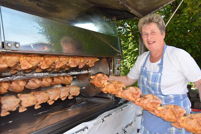 Frau Ranner Ridi die perfekte Hendlgrillerin, hier beim Bestücken des Grillofens!