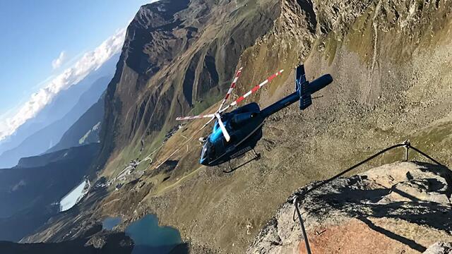 Bergrettung Oetz und Heli Martin 2 waren im Einsatz, einen Kletterer aus der Wand zu bergen.  | Foto: zeitungsfoto.at