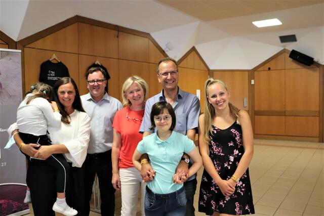 Eva und Heinz Pichler mit Mia, Andreas und Andrea Höller mit ihren Töchtern Antonia und Franziska begrüßten die Besucher beim Benefizkonzert.