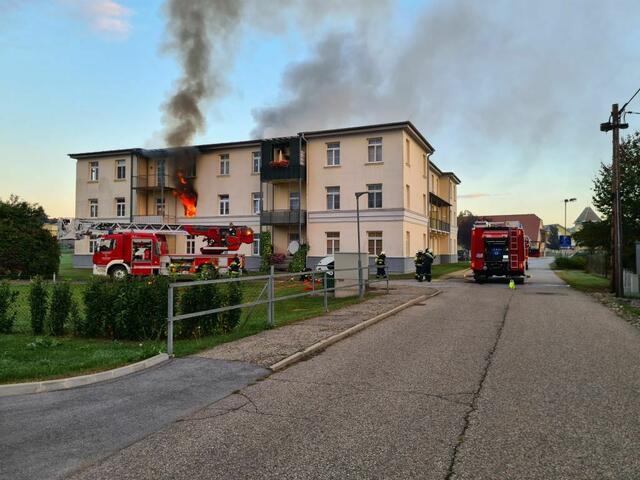 Gefährliche Momente: In diesem Mehrparteienhaus in Kalsdorf brach heute früh der Brand aus.