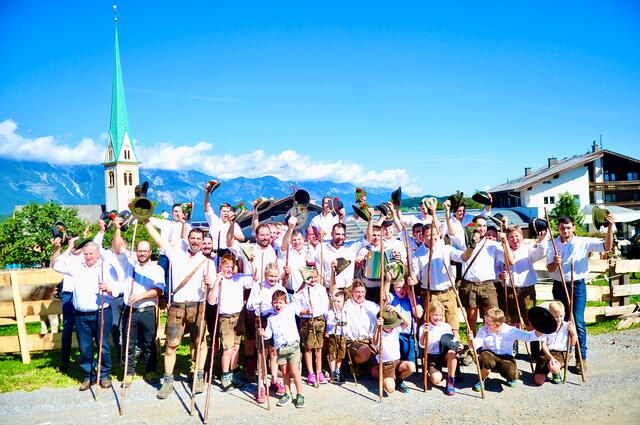Der Bildbeweis liegt vor: Beste Laune bei dem großen Team, das die Tiere sicher ins Tal gebracht hat. | Foto: Hassl