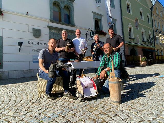 Am Flohmarkt dabei: Michael Pschernig (Organisation), Hubert Rudiferia &amp; Rudi Nußbaumer (Wirte Gmünd), Claus Faller &amp; Peter Unterzaucher
(Stadtgemeinde Gmünd und Veranstalter) und Gottfried Zimmermann (Aussteller)  | Foto: © Schober