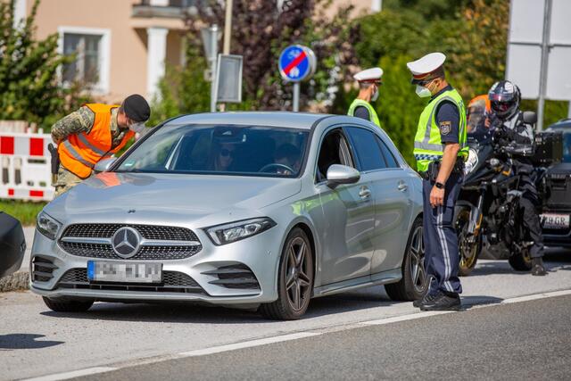 Die Kontrollen finden stichprobenartig statt, wie hier in Moosdorf an der Grenze zu Salzburg. | Foto: Manfred Fesl