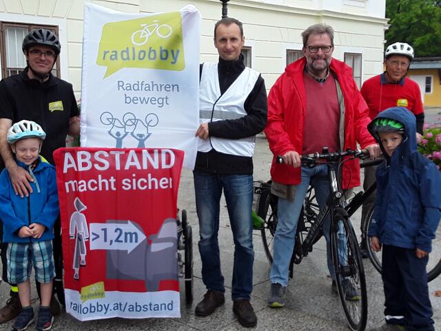 Roman Igelspacher mit Sohn Samuel, Martin Cernika, Gerhard Wannemacher, Alfred Trötzmüller und Aaron Riss treten für einen Radfahrstreifen ein