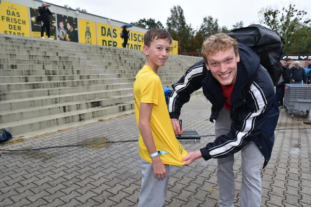 Swim against the Olympians: Natürlich gab es für kleine und große Fans auch Autogramme – wie hier von Felix Auböck. | Foto: Markus Spitzauer