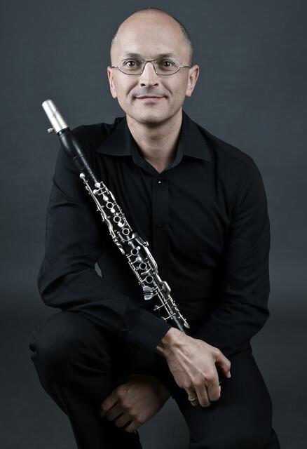 Heinz-Peter Linshalm steht mit seiner Klarinette auf der Bühne der Albert Hall Wien. | Foto: Konzerte im Achten