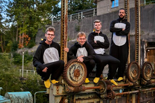 Peter Hager, Tobias Janotta, Jonas Glaser und Michael Martschin wollen beim Red-Bull-Flugtag Pinguinen das Fliegen beibringen. | Foto: Flying Josef