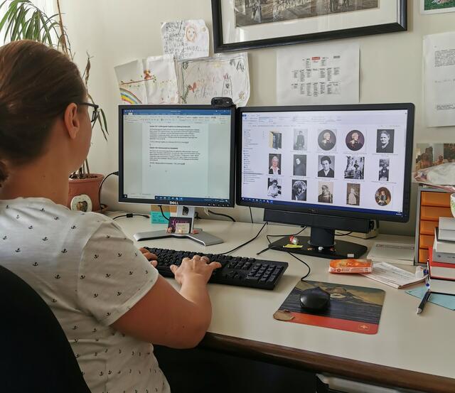 Cornelia Daurer, Mitarbeiterin im Archiv der Stadt Linz, bei der Recherche für den Walk of Fem. | Foto: Laura Schachner