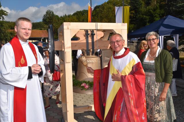 Die neu gegossene Glocke der renovierten Kirche von Hackerberg brachte als Erster Bischofsvikar Karl Schauer zum Klingen. Pfarrer Adrian Czobot (links) und Bürgermeisterin Karin Kirisits lauschten.