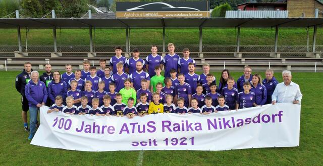 Die Kampfmannschaft , U-10, U-12 des ATuS Niklasdorf mit Trainern und Funktionären.