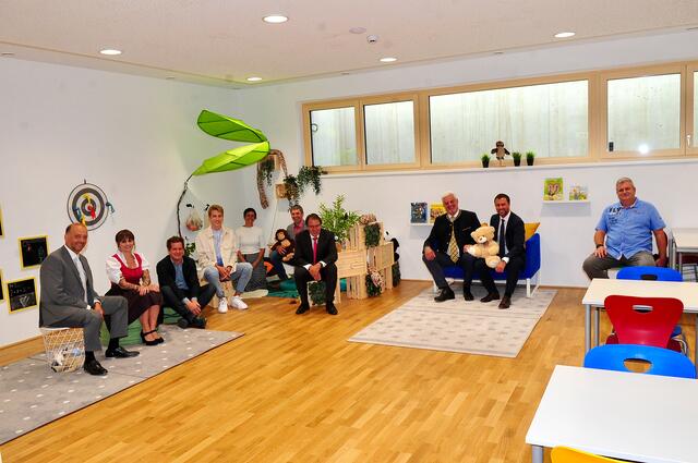 Klar zu sehen: Auch die Politik fühlte sich im künftigen "Reich der Kinder" bei der Sitzprobe sichtlich wohl.