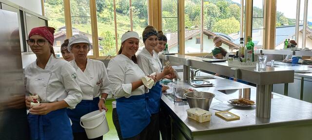 In der neuen Lehrküche macht das Arbeiten sichtlich Freude