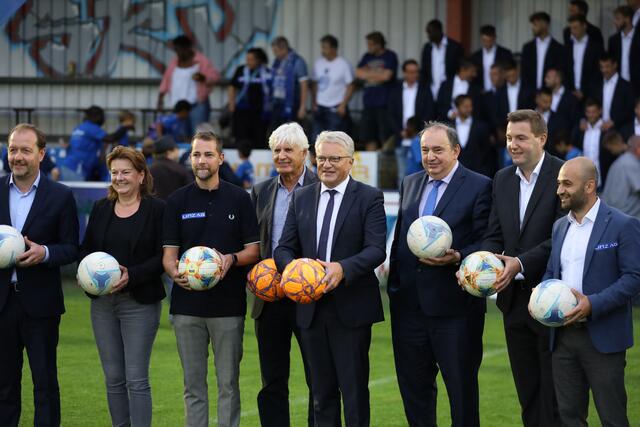 Ankick zum Stadionbau: Bürgermeister Klaus Luger (Mitte) spielte den Auftakt-Pass zum Neubau des Donaupark-Stadions. | Foto: Reischl