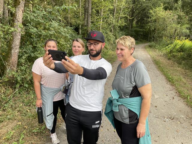 Am Start ein Selfie: Katharina Rodach, Elke Brückler, Wolfgang Maurer und Bgm. Andrea Reichl (v.l.) probierten die Schnitzeljagd aus. | Foto: Elisabeth Kloiber