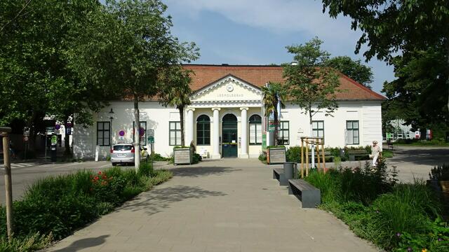 Im Leopoldsbad befindet sich das Besucherzentrum des Fotofestivals La Gacilly-Baden 2021. ... | Foto: S.Plischek