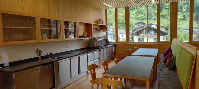 Auch eine neue Kaffeemaschine ist sich für die Schule ausgegangen