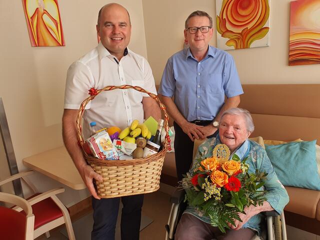 Im Pflegeheim Söchau erhielt Gisela Holler zu ihrem 100. Geburtstag Königsdorfer Gratulationsbesuch von Bgm. Mario Trinkl und Vbgm. Dieter Wirth. | Foto: Gemeinde Königsdorf
