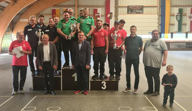 2. Platz ESV Neustift Innermanzing 1, 1. Platz 1. EV Stattersdorf 1, 3. Platz ASK Loosdorf 1 umrahmt von Bezirksobmann Anton Stutz und den Gemeindevertretern | Foto: Karl Baumgartner