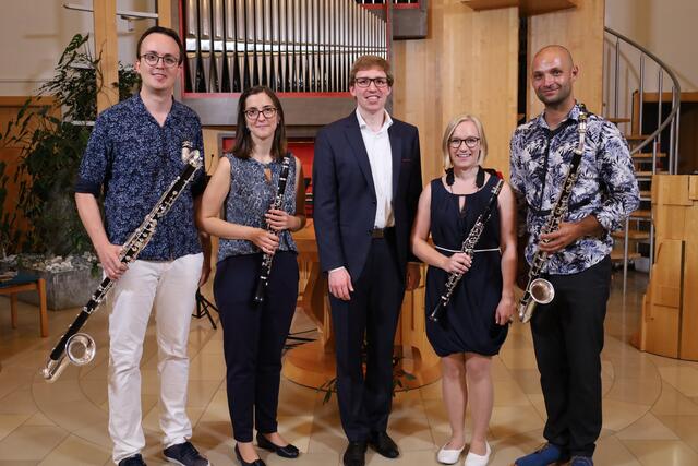 Die MusikerInnen nach dem erfolgreichen Auftritt: Andreas Zinggl, Barbara Brunner, Peter Tiefengraber, Verena Holzbauer und Alex Pongracz