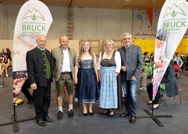 Bei der Eröffnungsfeier v.l.n.r.: Direktor Chistian Dullnigg, die Architekten Martin Schönberger u. Jasmina Kraft, Direktorin Ulrike Winding, LR Josef Schwaiger  | Foto: Land Salzburg/Neumayr/Hölzl