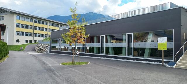 Durch die räumliche Öffnung entsteht vor der neuen Turnhalle eine Begegnungszone