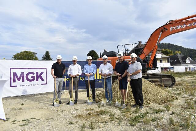 Markus Karner (3. von rechts) von MGK Properties gab gemeinsam mit Bürgermeister Thomas Krainz (re.) und Vizebürgermeister Oskar Preinig (2. v. li.) den Baustart für „Wohnen am Römerweg“, Baufirma ist die Porr. | Foto: RMK