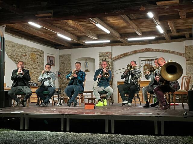 Da Blechhauf'n spielte ihr 20 jähriges Jubiläumskonzert am Trummerhof in Floing. | Foto: Hofmüller (7x)