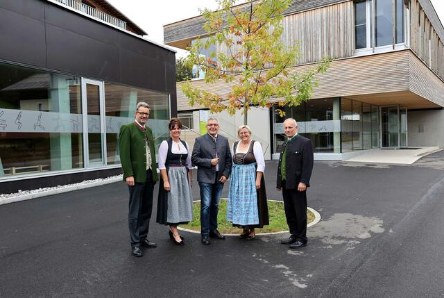 Vor der neuen Turnhalle: Landesschulinspektor Christoph Faistauer, Bgm. Barbara Huber, LR Josef Schwaiger, Direktorin Ulrike Winding, Direktor Christian Dullnigg  | Foto: Land Salzburg/Neumayr/Hölzl