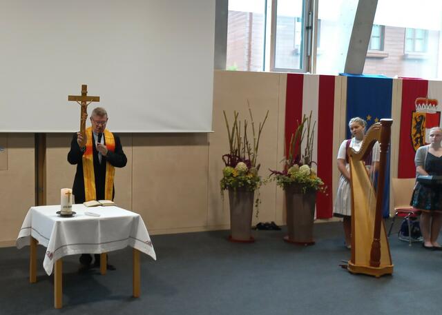 Pfarrer Winfried Weihrauch spendet Gottes Segen