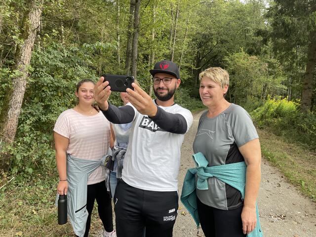 Am Start ein Selfie: Katharina Rodach, Elke Brückler, Wolfgang Maurer und Bgm. Andrea Reichl (v.l.) probierten die Schnitzeljagd aus. | Foto: Elisabeth Kloiber