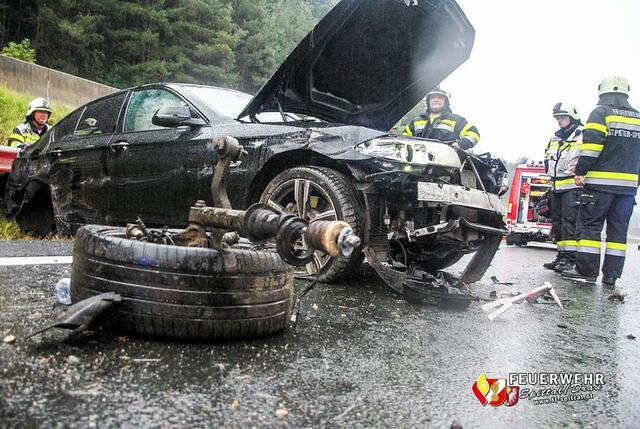 Am PKW entstand Totalschaden. | Foto: Feuerwehr Spittal/Drau