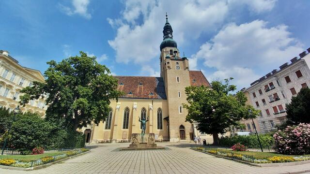 Unmittelbar nach dem Stadttheater kommen wir zur Stadtpfarrkirche St. Stephan (Außenansichten - Bilddoku). ... | Foto: S.Plischek