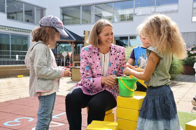 Landesrätin Andrea Klambauer beim Besuch in Seekirchen. | Foto: Land Salzburg/Neumayr
