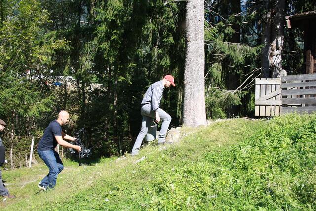 Filmdreh: Bauer Beau-James Leonard auf dem Heimweg. In der Hand trägt er einen Futter-Trog gefüllt mit Geld.. | Foto: RMK