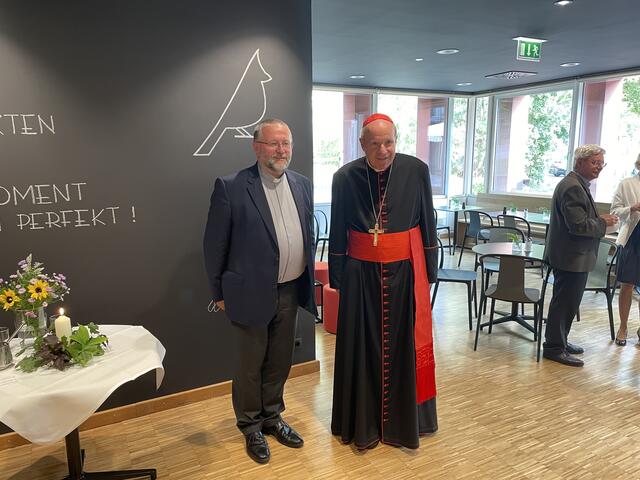Kardinal Schönborn segnete das neue Kaffeehaus