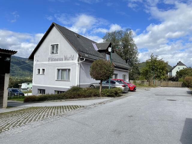 In diesem Gebäude in Irdning soll das Tageszentrum für Senioren entstehen. Baubeginn ist voraussichtlich im Frühjahr 2022. | Foto: Schneeberger