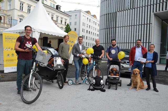 Kay-Michael Dankl, Lukas Bernitz, Tarik Mete, Robert Altbauer, Ismail Uygur, Harald Kratzer mit Eva Winkler vom Klimabündnis am Start der Verkehrsmittelvergleichsfahrt, die letzten Donnerstag in der Stadt stattfand.  | Foto: Klimabündnis/Ecker