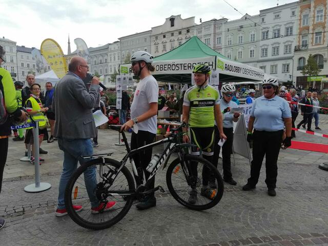 Rasender Reporter – Andreas Baumgartner (StadtRundschau) beim Sieger-Interview.