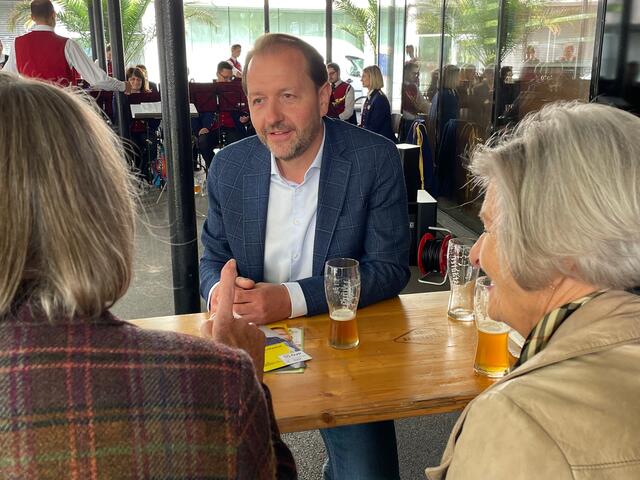 Vizebürgermeister Bernhard Baier beim Frühschoppen der ÖVP am Grünmarkt in Urfahr. | Foto: BRS/Diabl
